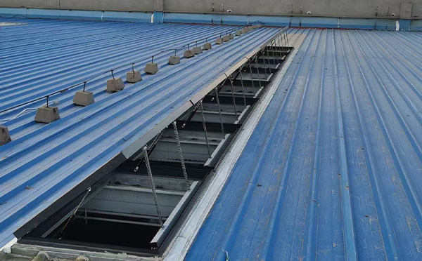 某城市大型商业综合体中庭华亭排烟窗工程