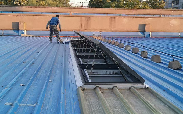 某区域性物流仓储中心华亭排烟窗系统安装项目